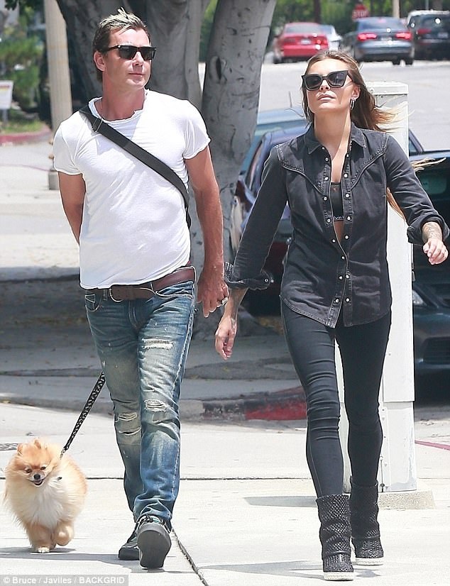 Gavin Rossdale đẹp đôi bên bạn gái kém 24 tuổi - 1
Gavin Rossdale, 51 tuổi đi dạo cùng bạn gái 27 tuổi trên đường phố Los Angeles ngày 16/7 vừa qua