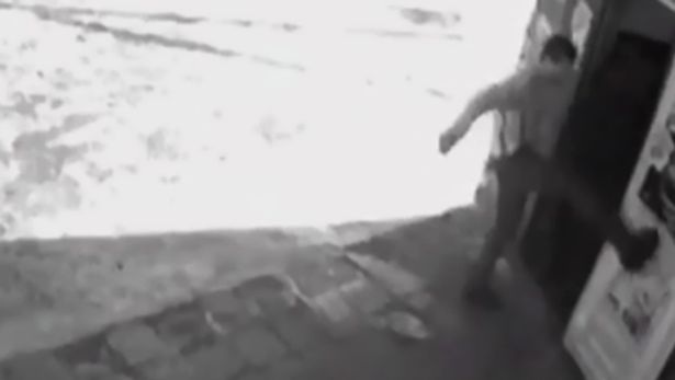 Say rượu đi gây sự, gặp ngay chủ nhà có võ judo - 1