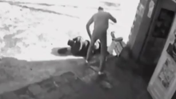 Say rượu đi gây sự, gặp ngay chủ nhà có võ judo - 2