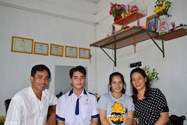 Thủ khoa Sóc Trăng chia sẻ bí quyết đạt điểm cao - 2
Thủ khoa Nguyễn Thanh Hải chụp ảnh cùng gia đình.