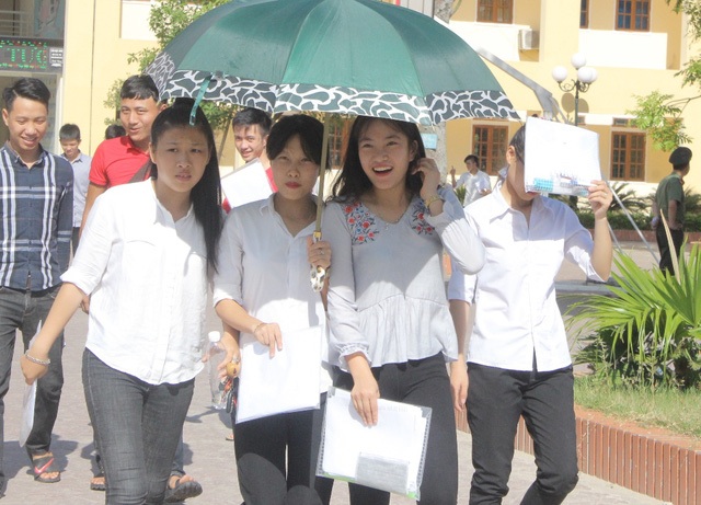 Đề thi trắc nghiệm GDCD, Sử, Địa: Phủ rộng kiến thức phổ thông, có độ phân hóa cao - 1
Thí sinh phấn khởi kết thúc kỳ thi tốt nghiệp và xét tuyển vào ĐH,CĐ một cách nhẹ nhàng
