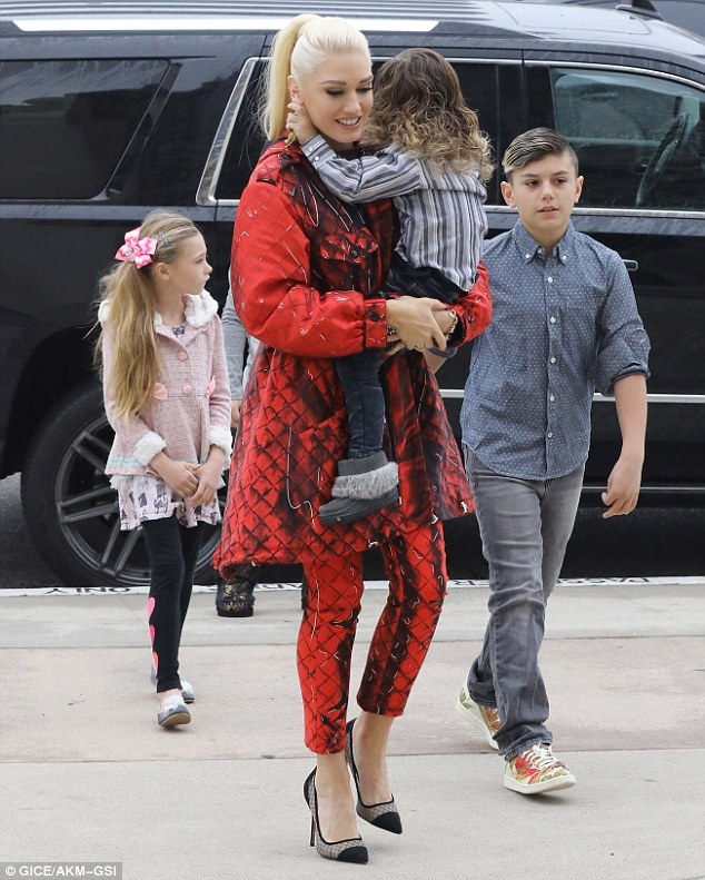 
Gwen Stefani đưa 3 con trai Kingston, Zuma và Apollo tới nhà thờ ở Los Angeles ngày chủ nhật vừa qua
