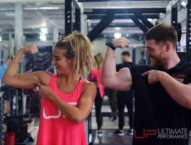 Choáng với thân hình cơ bắp của người mẫu gợi cảm - 2
Gemma Atkinson từng là người mẫu chuyên chụp ảnh nóng nổi tiếng xứ sương mù nhưng gần đây cô hướng đam mê sang tập luyện thể thao để tăng cơ, giảm mỡ