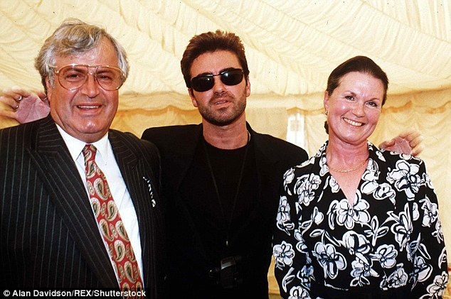 George Michael sắp được chôn cất cạnh mẹ - 1
George Michael (giữa) sẽ được chôn cất trong ít ngày tới tại nghĩa trang Highgate, bên cạnh phần mộ bà Lesley Angold (phải), người mẹ mà ông hết mực yêu thương, qua đời năm 1997, khi tròn 60 tuổi