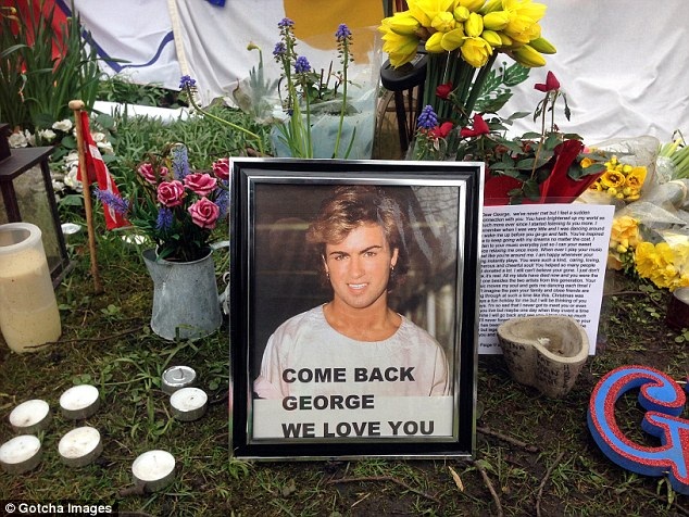 George Michael sắp được chôn cất cạnh mẹ - 5
Từ khi George Michael qua đời tới nay, cảnh sát liên tục điều tra nguyên nhân cái chết của anh. Cách đây ít ngày, các bác sỹ pháp y kết luận, nam danh ca này qua đời vì bệnh tim và gan