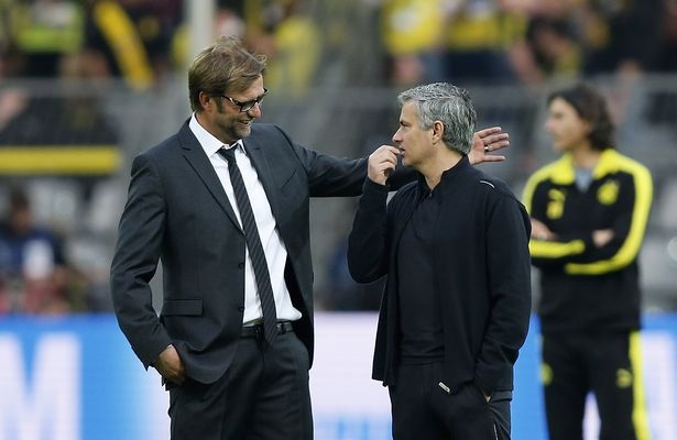 Klopp đối đầu với Mourinho: Khi "người đặc biệt" lép vé - 2
Klopp (trái), Mourinho (phải) trong lần đầu tiên đối đầu