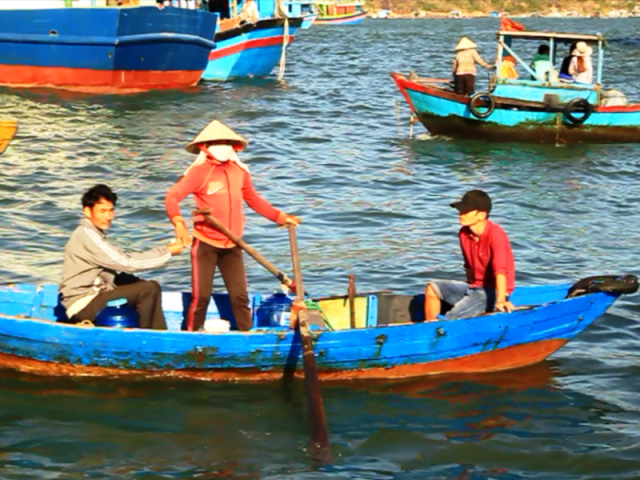 30 phương tiện đò ngang “hết đát” vẫn công khai chở khách - 4 Những chiếc thuyền đưa khách gần bờ thì lại càng không cần mặc áo phao