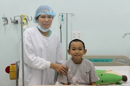 Cậu bé 10 tuổi hồi sinh nhờ lá gan của mẹ - 1 Bé Gia Khiêm cùng mẹ tại Bệnh viện Nhi Đồng 2