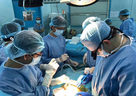 Cậu bé 10 tuổi hồi sinh nhờ lá gan của mẹ - 2 Các bác sĩ đã thực hiện thành công cuộc ghép nhiều khó khăn