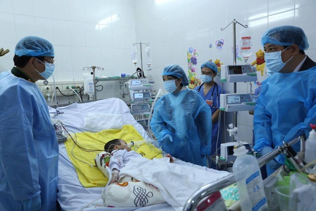 Hành trình 25 năm "đánh dấu" nền y học Việt trên bản đồ ghép tạng thế giới - 1
Bộ trưởng Bộ Y tế thăm bệnh nhân được ghép tạng.
