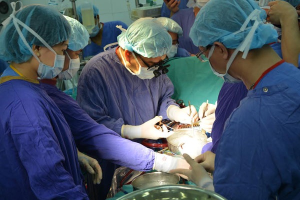 Hành trình 25 năm "đánh dấu" nền y học Việt trên bản đồ ghép tạng thế giới - 2 Một ca ghép gan được thực hiện tại BV Việt Đức.