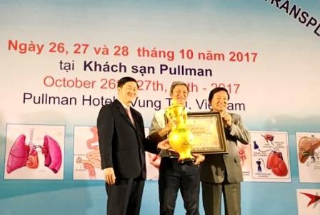 PGS.TS.BS Nguyễn Trường Sơn (đứng giữa) nhận kỷ lục Việt Nam cho lĩnh vực ghép tạng của Chợ Rẫy