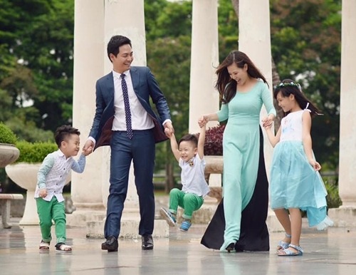 MC Phan Anh chờ đến 17 năm mới chịu... tỏ tình và đi trăng mật với vợ - 1 Gia đình hạnh phúc của MC Phan Anh.