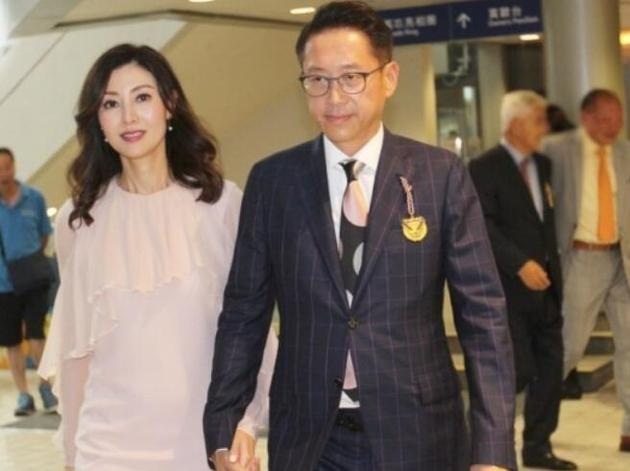 Cựu hoa hậu Lý Gia Hân ngày càng gầy gò, hốc hác - 2
Cựu hoa hậu Hồng Kong trông rất gầy gò dù gương mặt đã được trang điểm cẩn thận.