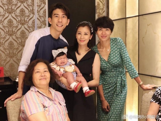 Sau cuộc hôn nhân “địa ngục”, Giả Tịnh Văn hạnh phúc bên người chồng kém 9 tuổi - 5
Giả Tịnh Văn mới sinh con được 4 tháng nhưng đã nhanh chóng lấy lại dáng vóc. Tuần trước, cô còn bay sang Việt Nam để quay hình cho một gameshow truyền hình cùng chồng.