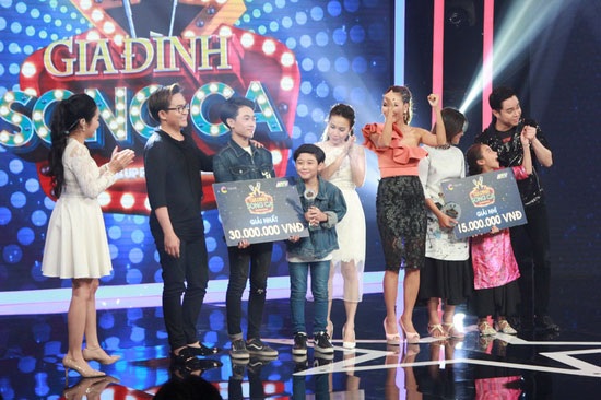 Với sự nỗ lực, giọng hát đầy cảm xúc, hai anh em đã giành giải Nhất với giải thưởng 30 triệu đồng.