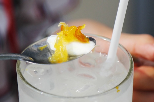 Mùi tắc thơm nhẹ cùng vị ngọt thanh của nước dừa vô cùng hấp dẫn thực khách. (Ảnh: Internet)