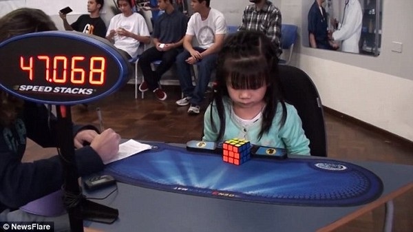 Cô bé Yan Chan-Yani chỉ cần mất 47 giây để giải xong khối rubik
