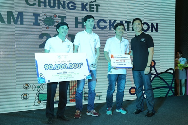 Đại học Lạc Hồng vô địch cuộc thi “Vietnam IoT Hackathon 2017” - 2 Giải Giao thoa Tech