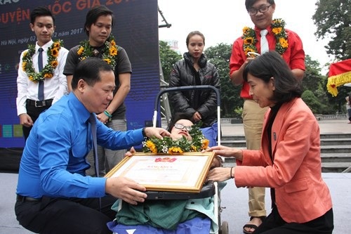 Báo Dân trí được trao Giải thưởng tình nguyện Quốc gia năm 2017 - 2
Bí thư T.Ư Đoàn, Chủ tịch T.Ư Hội LHTN Việt Nam Nguyễn Phi Long; Phó Giám đốc Chương trình phát triển Liên Hợp Quốc, phụ trách Chương trình TÌnh nguyện Liên Hợp Quốc tại Việt Nam Akiko Fujii trao giải thưởng cho các cá nhân xuất sắc. (Ảnh: Diệu Thúy/Quân đội Nhân dân)