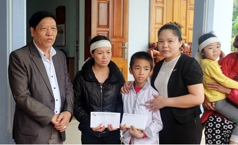 Đời thuyền viên: Bất trắc trên sóng, nỗi đau trên bờ - 1 Bà Lưu Thị Hà – Giám Đốc Công ty Bảo hiểm BSH Thanh Hóa trao hỗ trợ bồi thương cho gia đình của thuyền viên Vũ Thế Kiên.