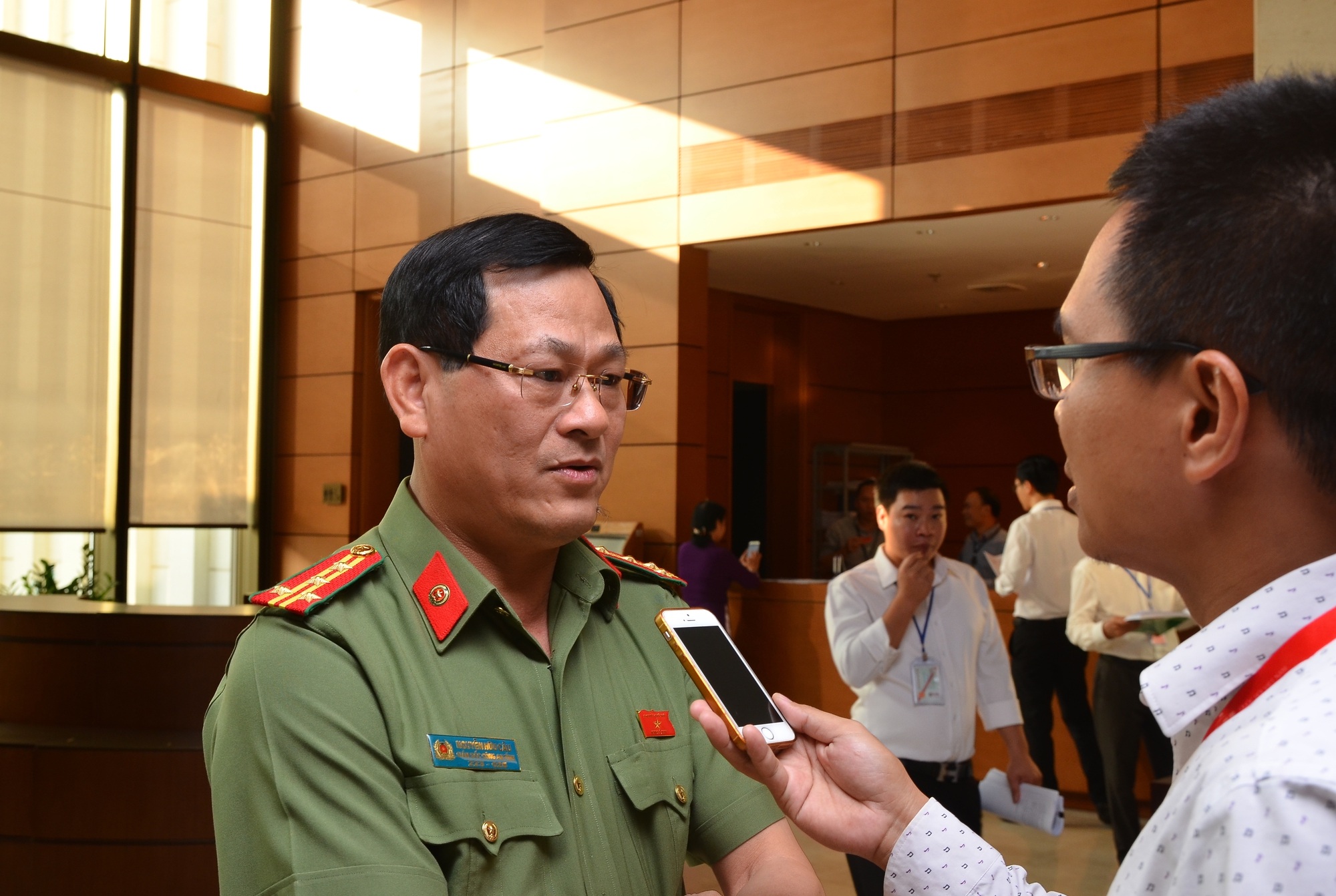 Giám đốc Công an Nghệ An: Xử nghiêm CSGT hoá trang lạm quyền - 1 Đại tá Nguyễn Hữu Cầu - Giám đốc Công an tỉnh Nghệ An trao đổi với PV Dân trí bên hành lang Quốc hội chiều 30/10.