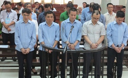 Cựu Giám đốc Ngân hàng cùng 14 đồng phạm chiếm đoạt 149 tỉ đồng hầu toà - 1 Bị cáo Lê Quý Hiển, đeo kính mặc áo kẻ cùng các đồng phạm.