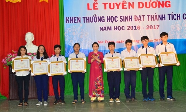 Sóc Trăng: Tuyên dương học sinh đạt thành tích cao năm học 2016 - 2017 - 1 Giám đốc Sở GD&ĐT Sóc Trăng trao khen thưởng cho các học sinh.