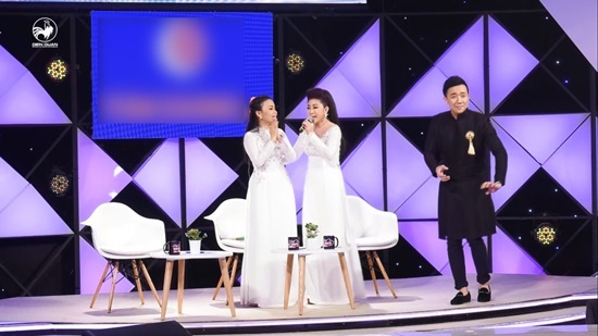Nghệ sỹ Thoại Mỹ nghẹn ngào trước hoàn cảnh bà 62 tuổi chạy xe ôm nuôi 3 cháu ăn học - 4 3 vị giám khảo trong tập 5 của chương trình.