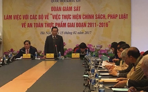 “300 tỷ đồng đảm bảo an toàn thực phẩm/năm, chỉ giải ngân được 64 tỷ” - 1
Phó Chủ tịch Quốc hội Phùng Quốc Hiển là Trưởng đoàn giám sát tối cao về vấn đề vệ sinh an toàn thực phẩm chủ trì cuộc làm việc với các bộ, ngành về nội dung này.