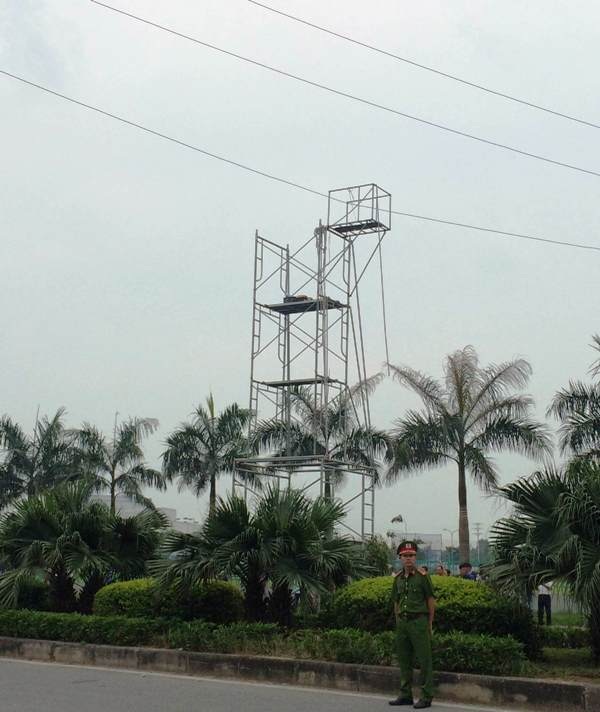 Lắp đèn chiếu sáng, 2 người bị điện giật thương vong - 2 Giàn giáo cao vướng vào dây điện