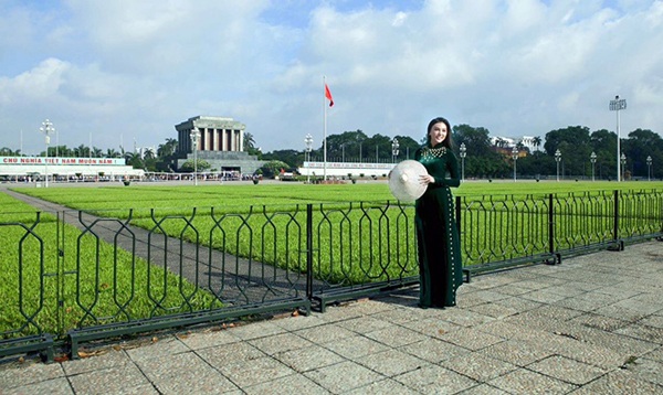Cô gái viết đơn tự nguyện nhập ngũ trở thành đại biểu trẻ tiên tiến toàn quân - 5 Nhân dịp được vinh danh, Giao Linh chụp bộ ảnh kỷ niệm trước Lăng Bác Hồ - vị lãnh tụ mà cô luôn kính yêu.