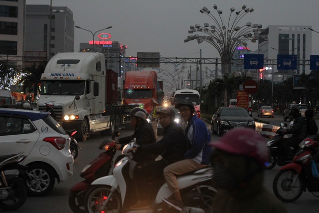 Hãi hùng chen chân cùng xe container trên phố - 9
Ma trận container trên đường Đà Nẵng, Hải Phòng.