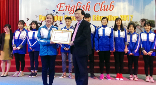 Điểm tuyển sinh không phải yếu tố quyết định năng lực nghề nghiệp giáo viên - 2
Ông Nguyễn Minh Tường - Tỉnh ủy viên - Giám đốc Sở GD&ĐT trao thưởng tại CLB Tiếng Anh dành cho HS THPT tỉnh Phú Thọ năm học 2016-2017.