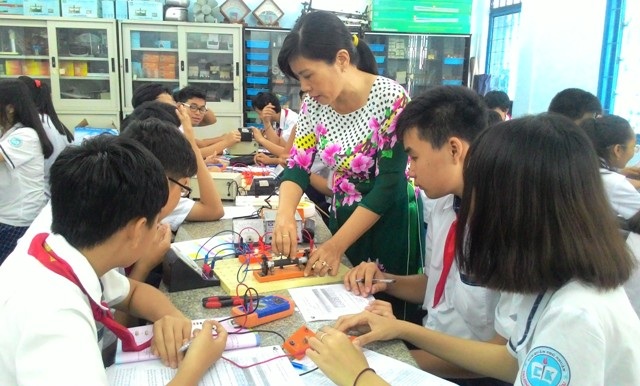 Xóa bỏ biên chế giáo dục: Hoàn toàn ủng hộ nhưng... - 1
Nếu việc xóa bỏ công chức, viên chức ngành Giáo dục được tiến hành thì các quy trình quản lí nhà nước, các văn bản pháp qui qui định về quyền hạn trách nhiệm của các cá nhân và tập thể cũng sẽ được ban hành. (Ảnh: minh họa)