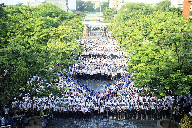 “Trường học cư xử như… phở mắng, cháo chửi?” - 2 Học sinh Trường Lương Thế Vinh , Hà Nội trong lễ khai giảng