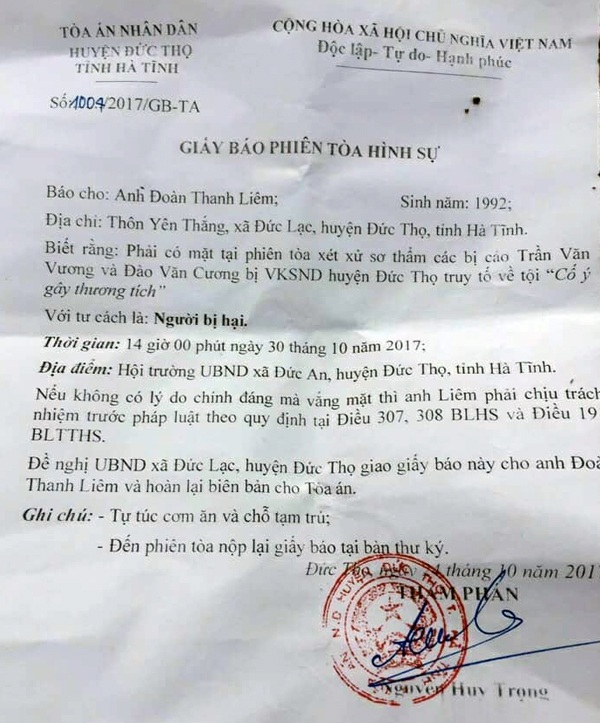 Vụ nam thanh niên bị côn đồ bịt mặt truy sát: Xét xử tại quê các bị cáo - 1 Theo giấy báo phiên tòa xét xử vụ truy sát này của TAND huyện Đức Thọ, phiên tòa có 2 bị cáo bị đưa ra xét xử.
