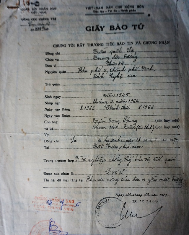 Những thông tin trên giấy báo tử không đủ để bà Xuân xác định được chính xác đơn vị, nơi chiến đấu và an táng của liệt sỹ Trần Quốc Sự