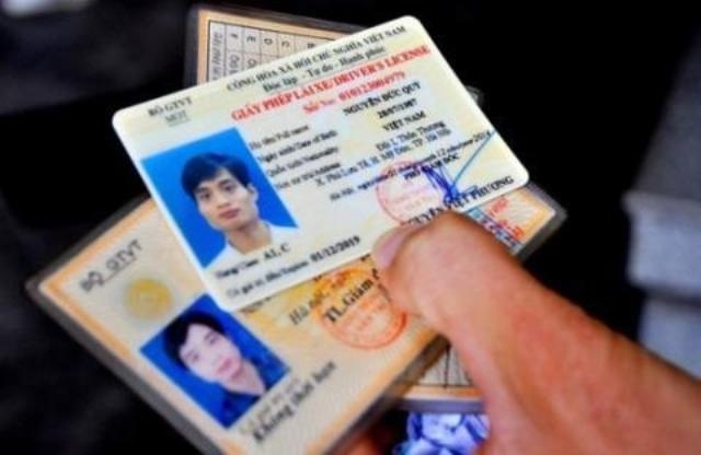 Bãi bỏ quy định buộc đổi bằng lái xe vật liệu giấy sang nhựa - 1 Bộ GTVT đã bãi bỏ quy định bắt buộc đổi GPLX vật liệu giấy sang vật liệu nhựa (ảnh minh hoạ: Báo Giao thông)