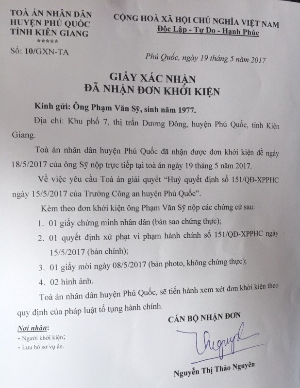 Chủ nhà nghỉ khởi kiện trưởng Công an huyện Phú Quốc - 3 Ngoài nộp đơn khởi kiện quyết định xử phạt hành chính của Trưởng công an huyện Phú Quốc, ông Sỹ đã nộp đơn yêu cầu TAND huyện Phú Quốc ban hành quyết định áp dụng biện pháp khẩn cấp tạm thời đối với vụ án dân dự mà ông và anh họ ông Phạm Xuân Huy đang tranh chấp về tài sản tại khu nhà nghỉ Việt Thanh