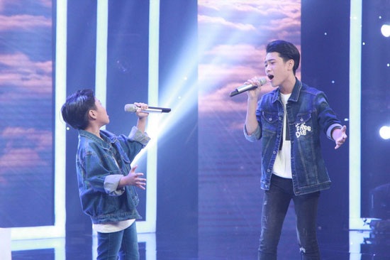 Hai anh em Gia Bảo- Gia Quý thể hiện ca khúc Đường đến ngày vinh quang.