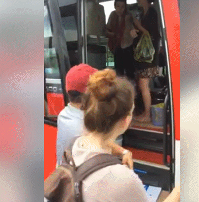 Nha Trang: Du khách nước ngoài tố bị phụ xe ném đồ, đuổi xuống giữa đường - 1 Người phụ xe to tiếng, ném hành lý của hai nữ du khách và yêu cầu họ xuống xe