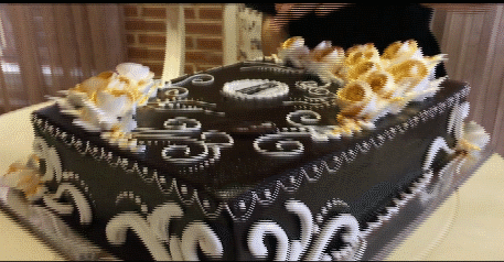 Giới trẻ “phát sốt” với chiếc bánh kem bắn ra… tiền - 1