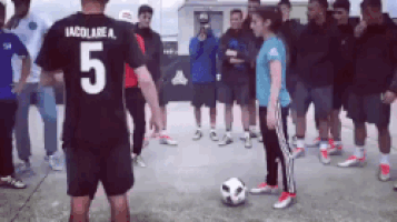 Ai bảo đàn ông đá bóng giỏi hơn phụ nữ?