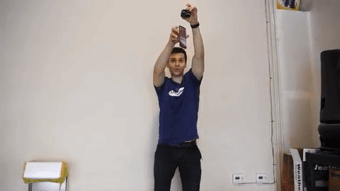 Cú thả rơi rất mạnh của Galaxy S8 ở độ cao gần 3 mét.