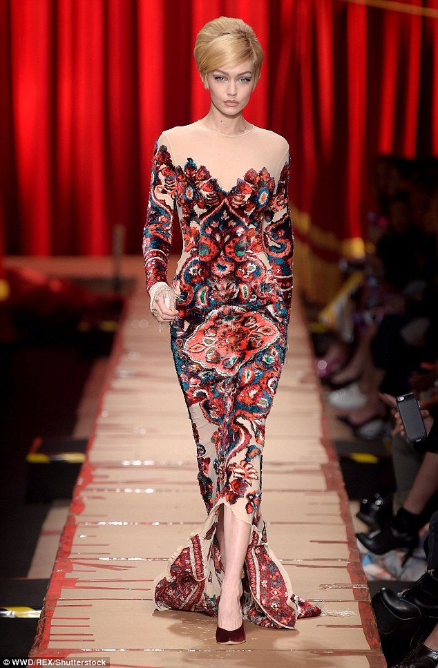 Siêu mẫu trẻ suýt ngã trên sàn catwalk - 1
Gigi Hadid trình diễn cuốn hút trên sàn diễn của tuần lễ thời trang Milan ngày 23/2 vừa qua
