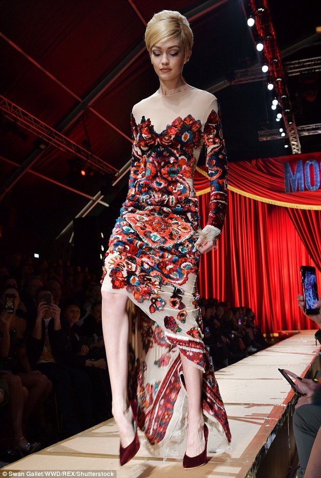 Siêu mẫu trẻ suýt ngã trên sàn catwalk - 2
Người đẹp 21 tuổi gặp sự cố suýt ngã khi gót giày vướng vào gấu váy lòe xòe