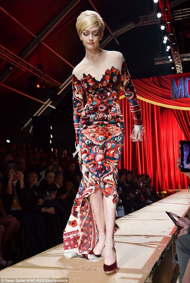 Siêu mẫu trẻ suýt ngã trên sàn catwalk - 3
Siêu mẫu cao 1,78m không hề dừng lại mà cố gắng vừa đi vừa gỡ gót giày ra khỏi gấy váy