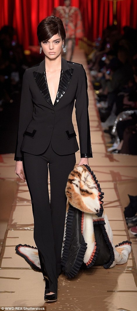 Siêu mẫu trẻ suýt ngã trên sàn catwalk - 10
Hai cô gái là bạn thân với Kendall Jenner