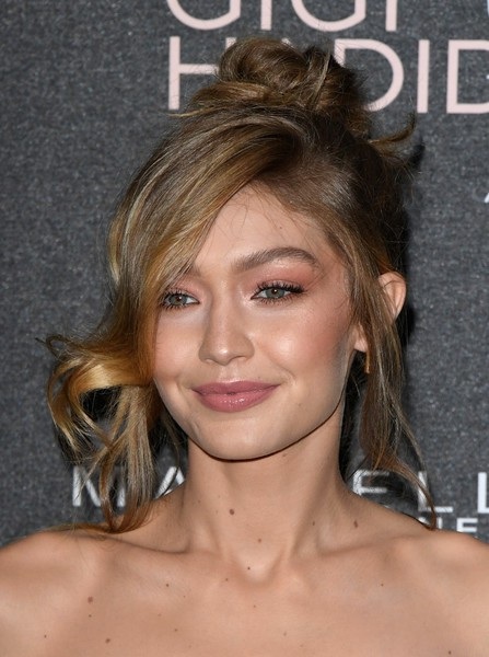 
Năm 2016,tại lễ trao giải của hiệp hội thời trang Anh quốc, Gigi từng giành giải Siêu mẫu quốc tế thành công nhất năm 2016
